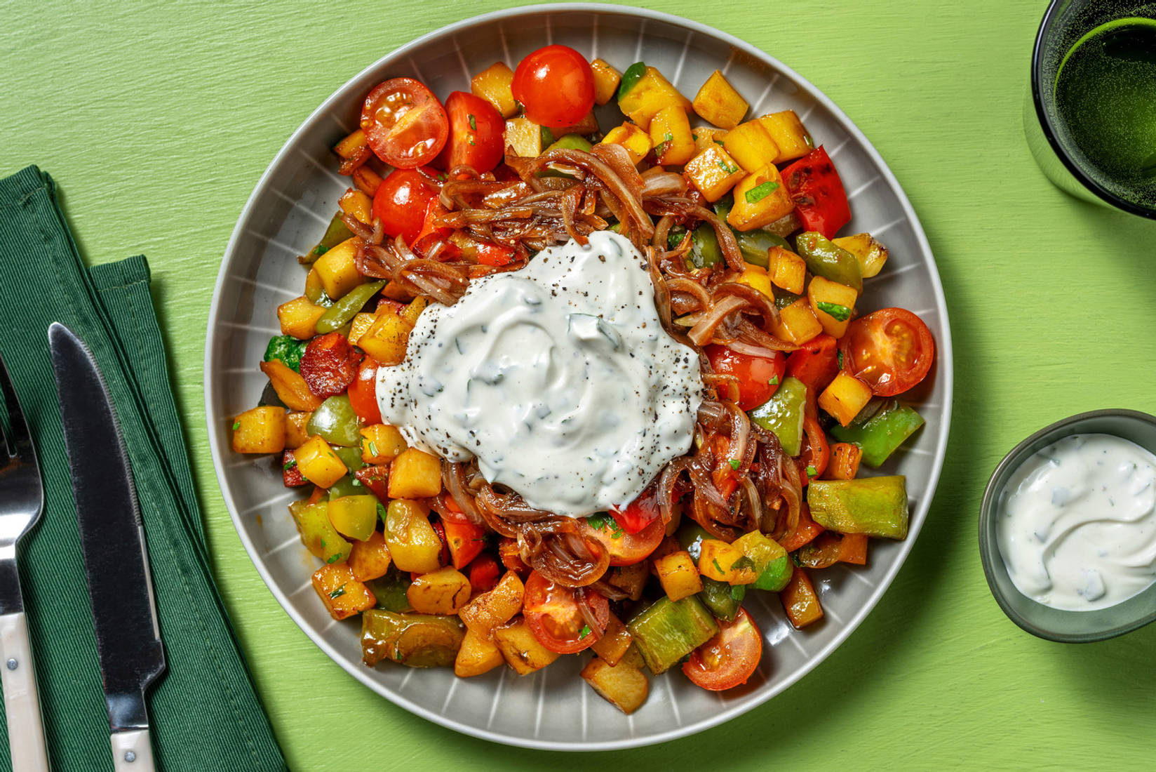 Loaded patatjes met saus van witte kaas en olijven