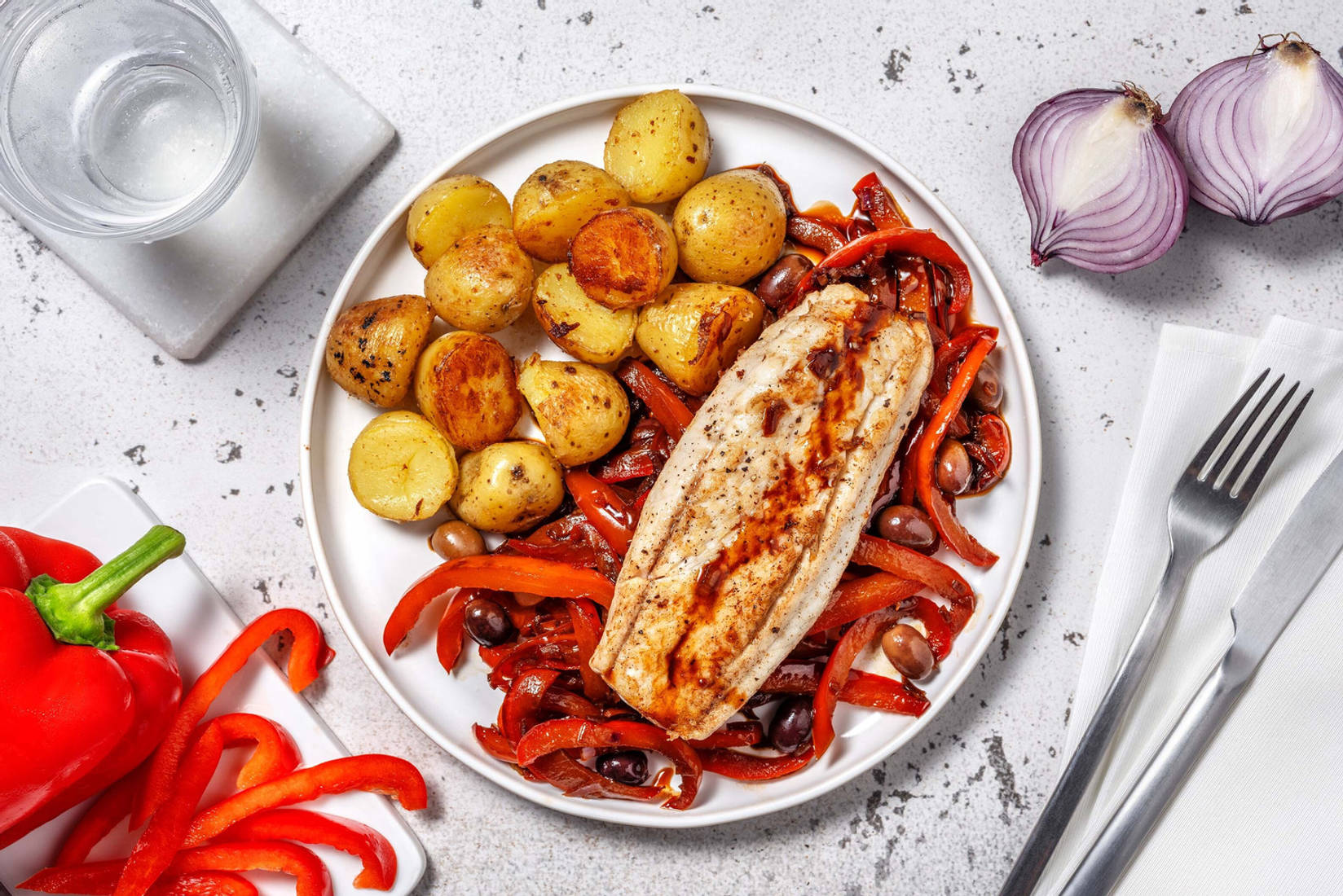 Merlu et poivrons braisés à la méditerranéenne