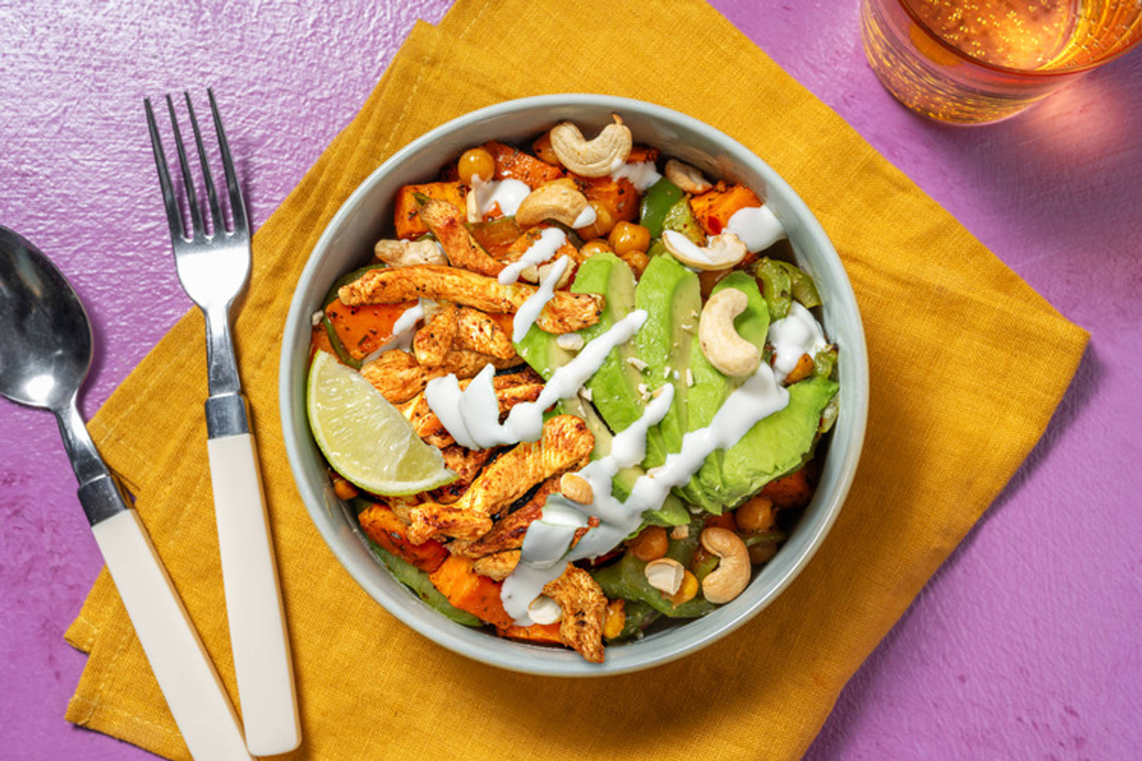 Süßkartoffel-Kichererbsen-Bowl mit extra Hähnchen