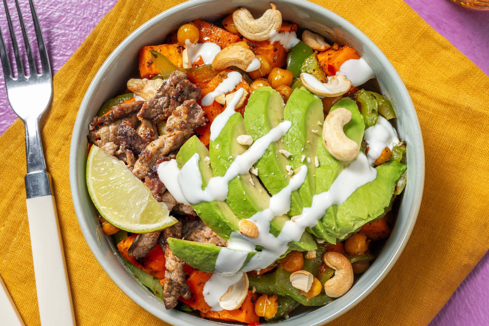 Süßkartoffel-Kichererbsen-Bowl mit extra Bio-Schweinefleisch