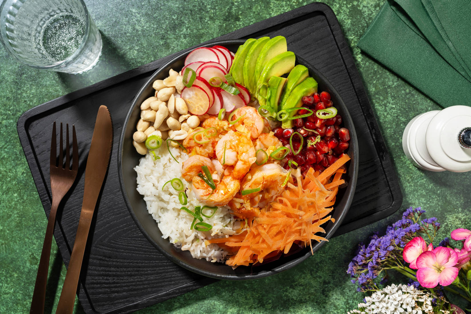 Poke bowl crevettes, grenade  & avocat