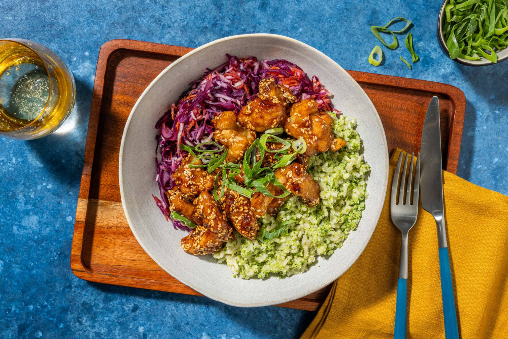 Gefrituurde kip op z'n Koreaans met bruine rijst en broccolirijst