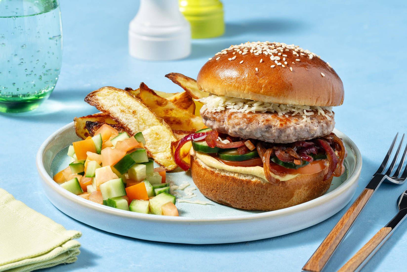 Kip-cheeseburger met gekaramelliseerde ui