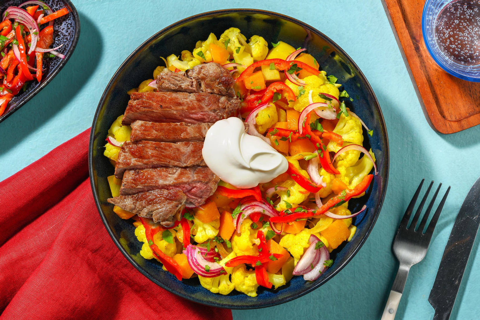 Winterliche Blumenkohl-Kürbispfanne mit extra Rindersteak