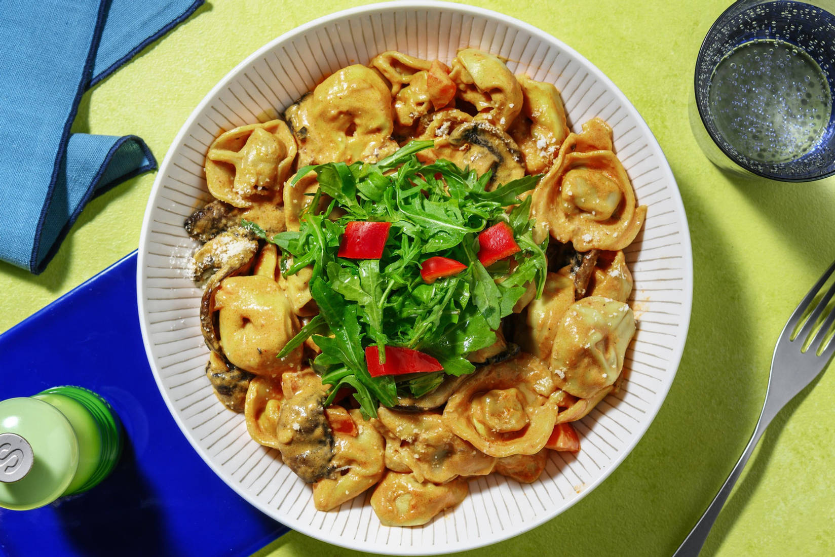 Snabb miso- och svamptortelloni med extra strimlad kyckling