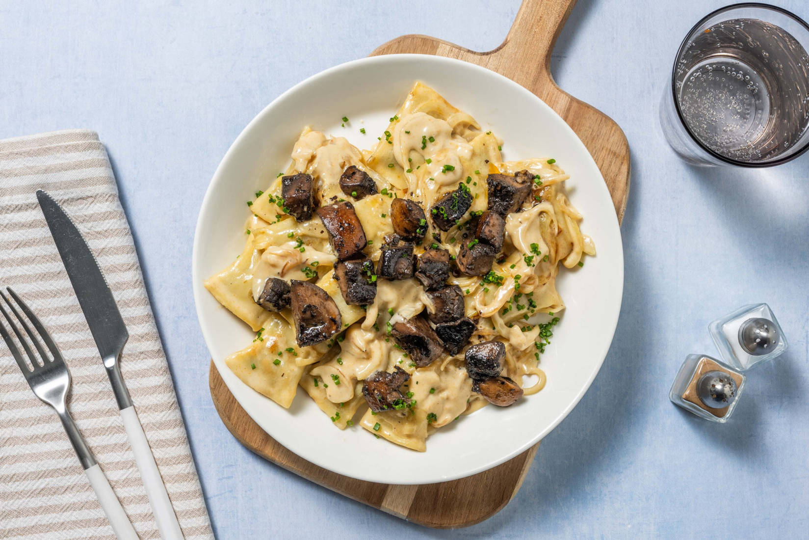 Vegane Maultaschen in cremiger Zwiebelsauce