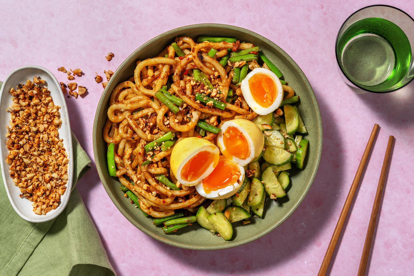 Nouilles udon relevées et œufs marinés