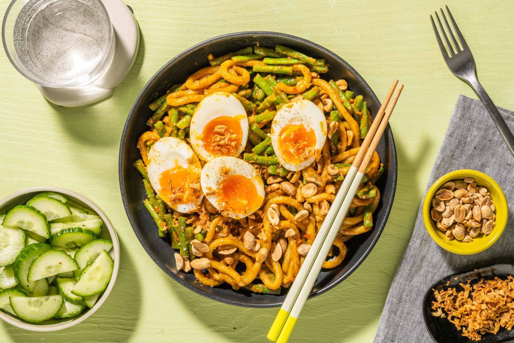 Nouilles udon relevées sautées et œufs marinés