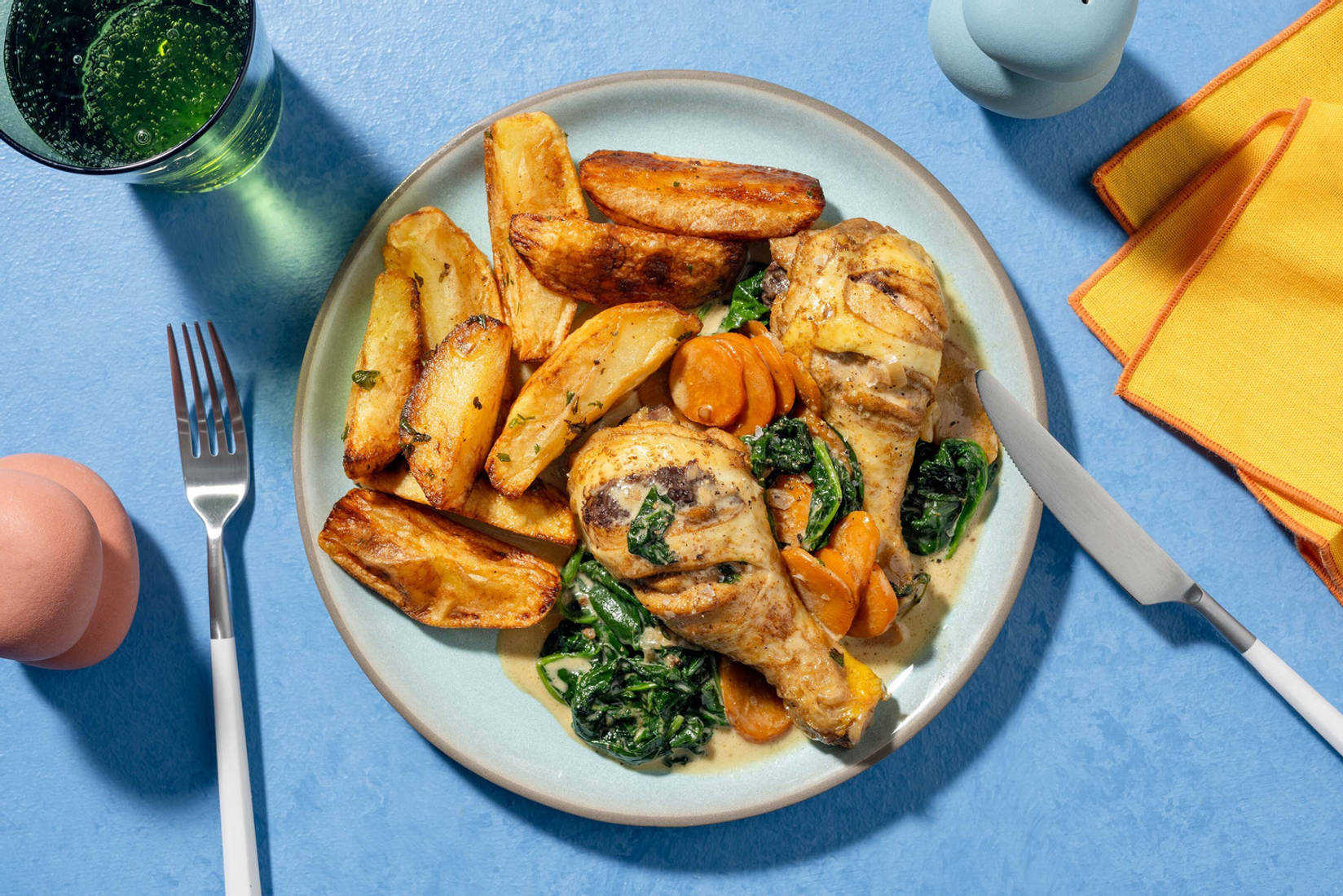 Pilons de poulet en sauce crémeuse aux épinards et carotte