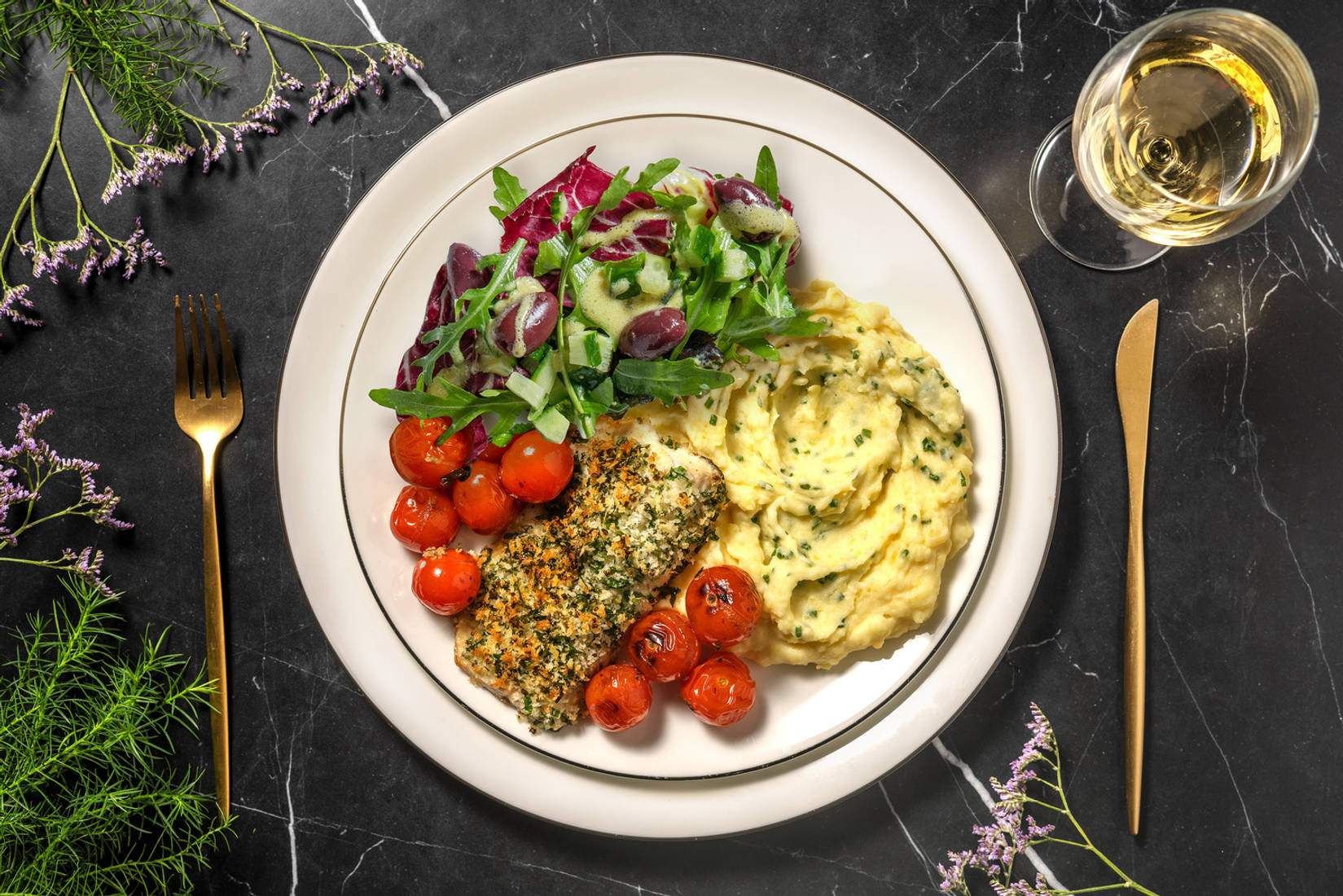 Kabeljauwfilet in zelfgemaakte kruidenkorst met gepofte cherrytomaten