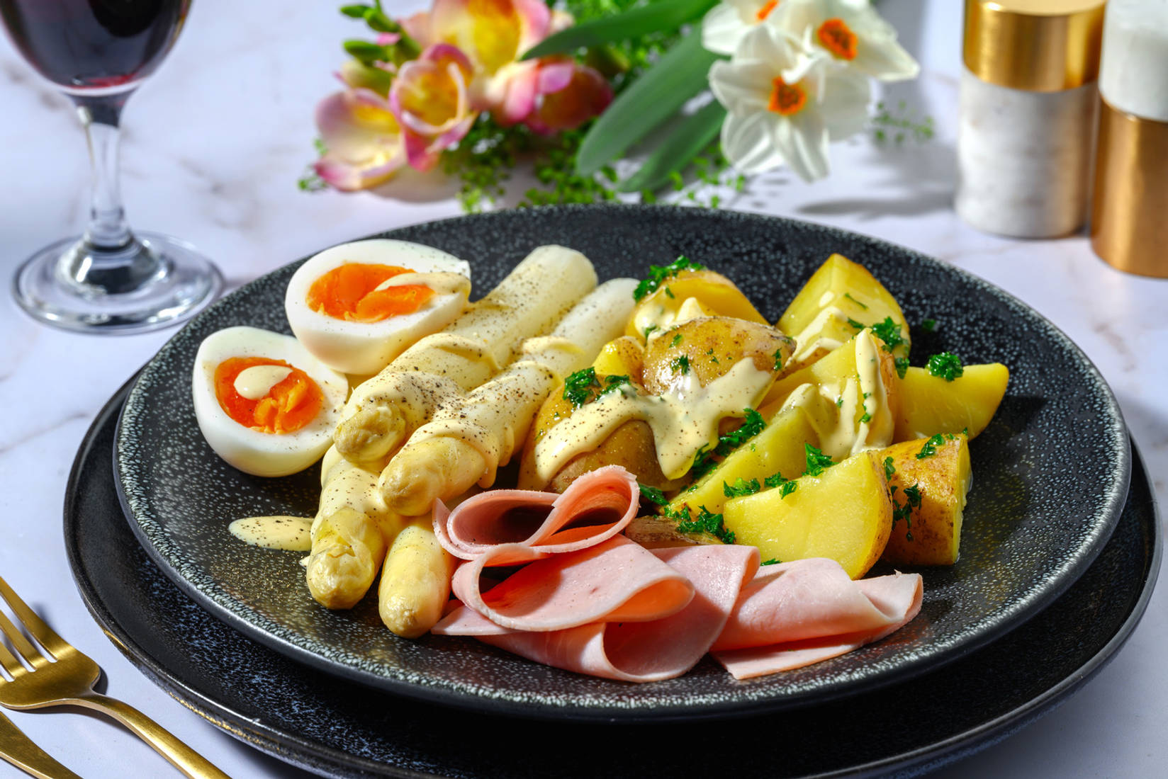 Witte asperges met ham en hollandaisesaus 