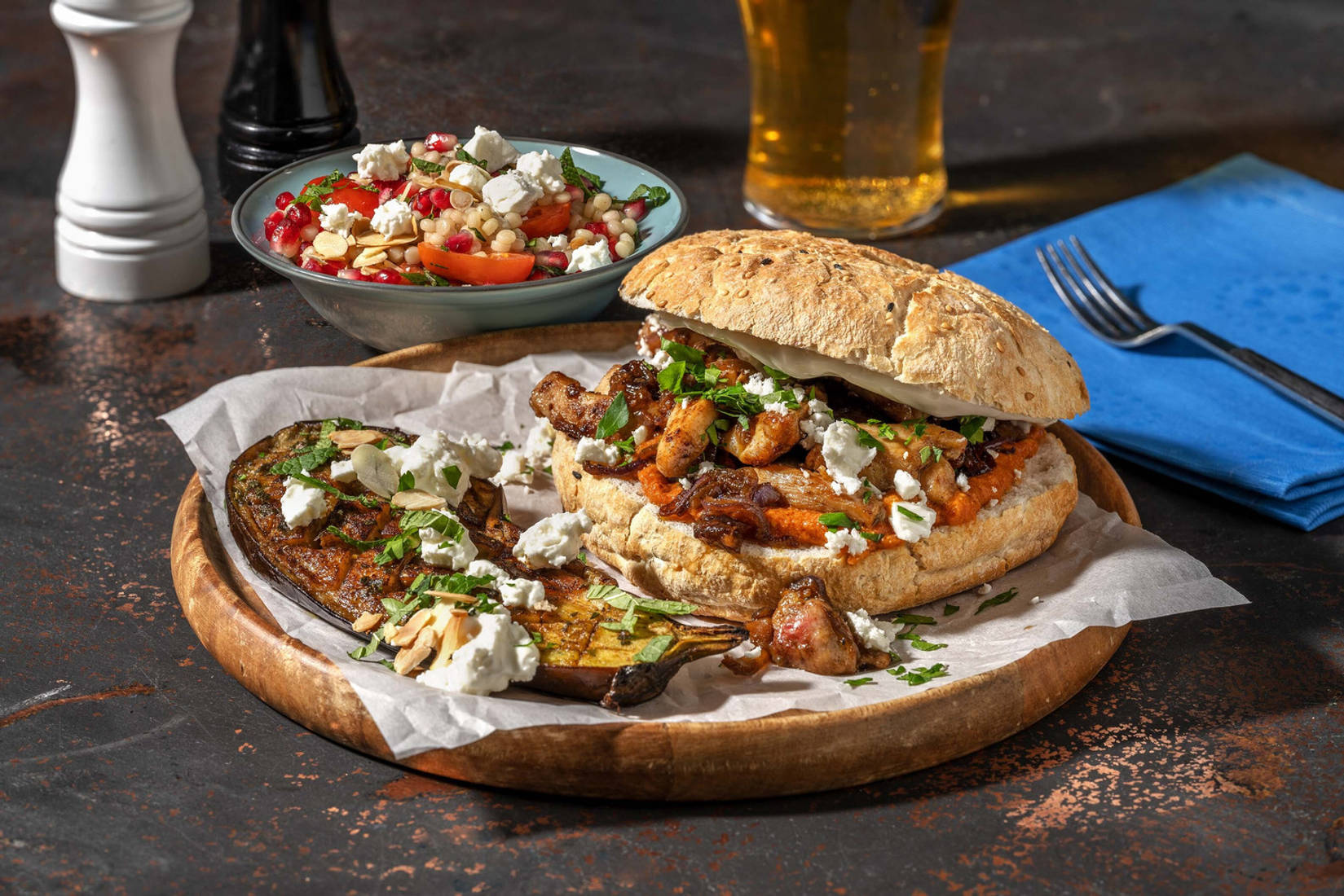 Turks broodje met kippendijreepjes met kebabkruiden