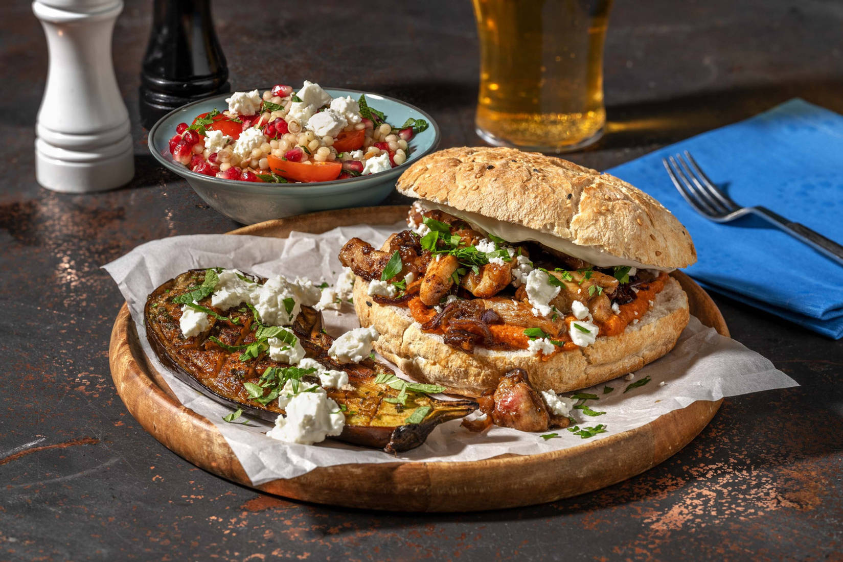 Turks broodje met kippendijreepjes met kebabkruiden