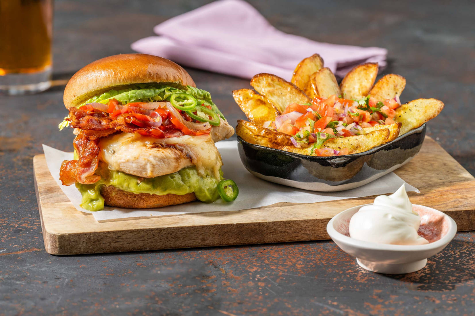 Burger de poulet à la mexicaine, lard, cheddar et dip d'avocat