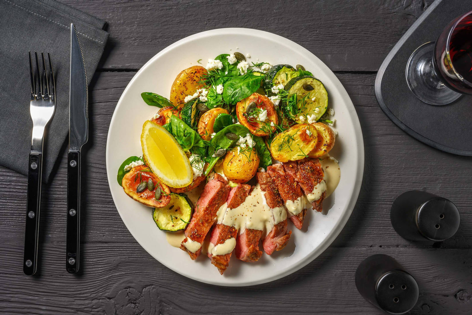 Marineret rumpsteak og sød sennepssauce