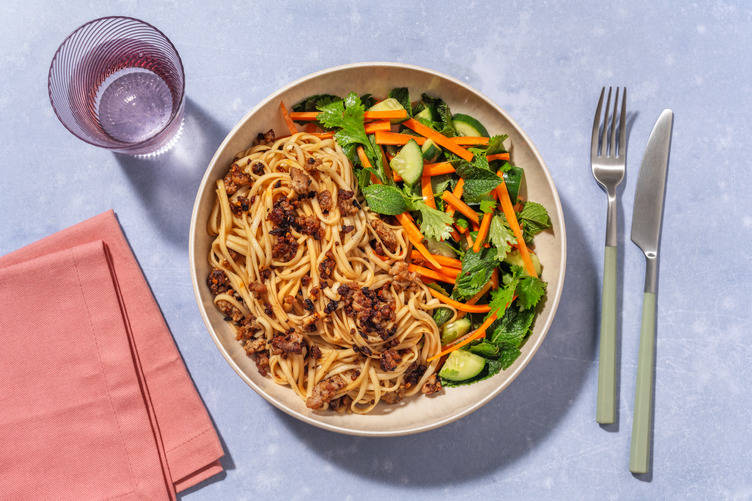 Hurtige vietnamesiske nudler og hakket svinekød