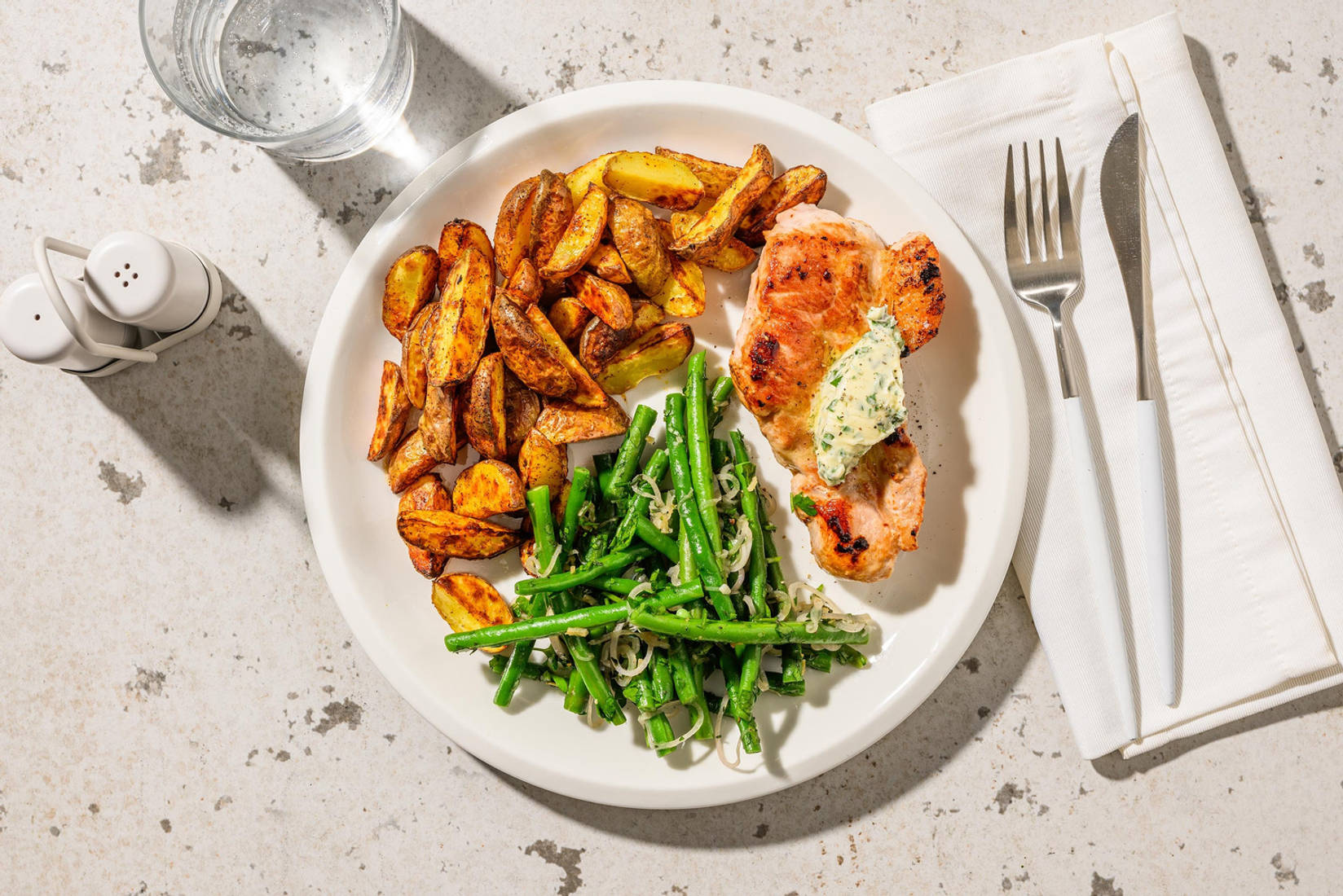 Schweinelachssteak mit Bohnengemüse