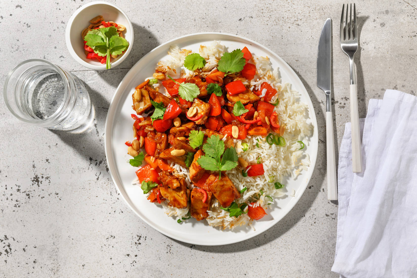 Vegetarbiter i krydret wok