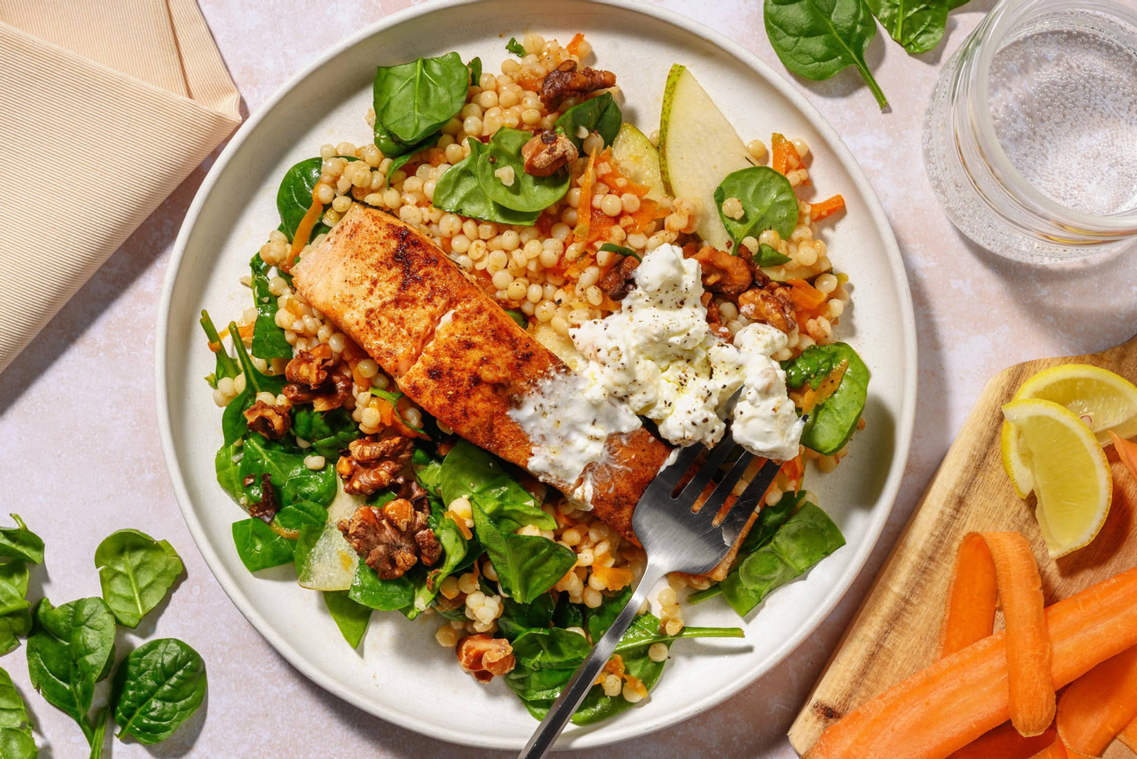 Sotad lax och morot- och pärlcouscoussallad