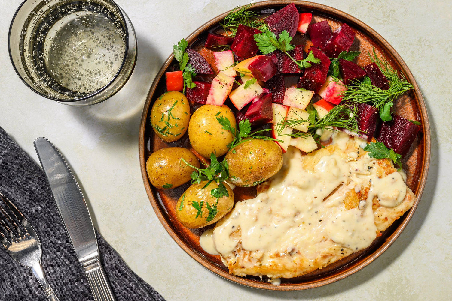 Hurtig hvid fisk i cremet pebersauce