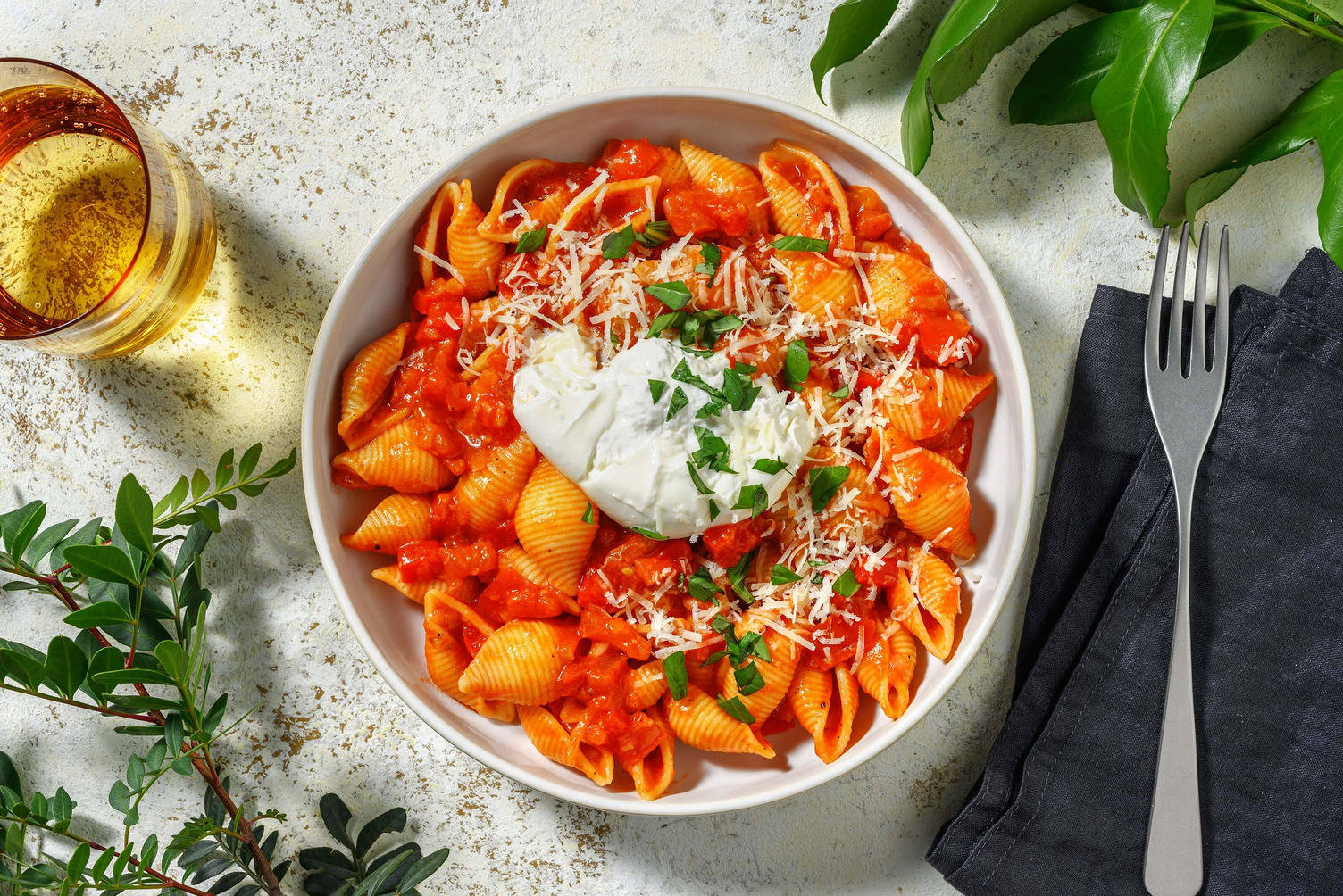 Smokey conchiglie met burrata en basilicum