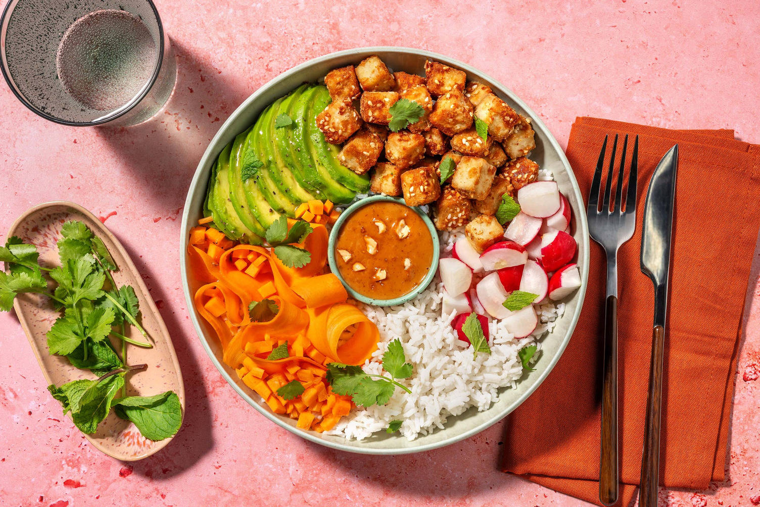 Asiatisk avocado- og tofubowl