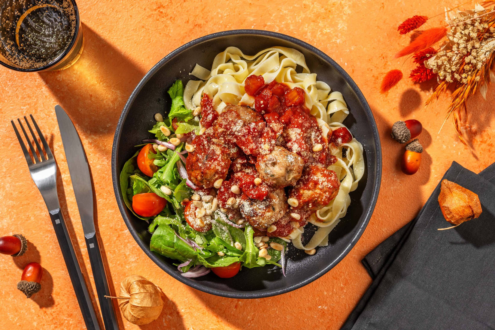 Hjemsøkte kjøttkaker i forhekset tomatsaus