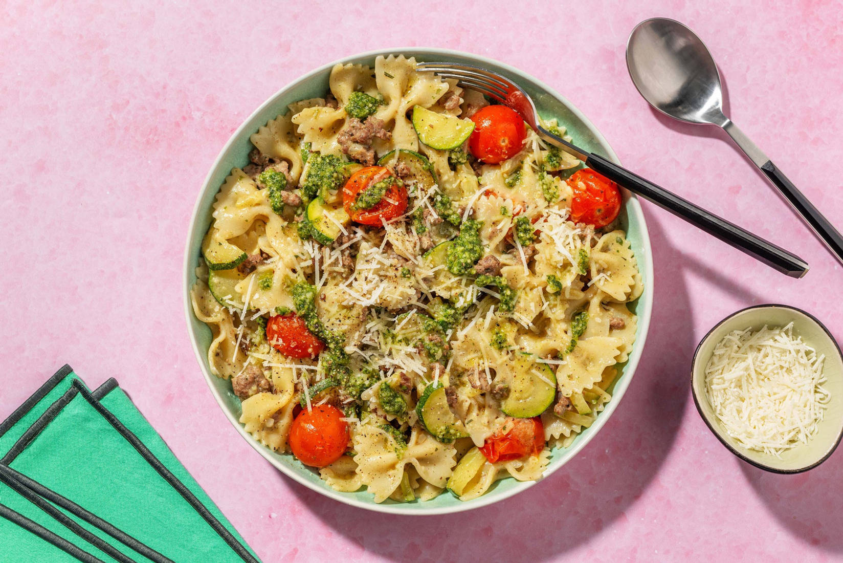 Farfalle en sauce crémeuse au poulet et à la courgette
