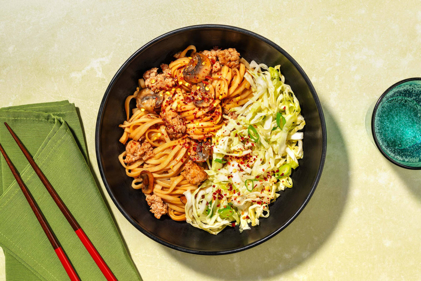 Hurtig kinesisk svinekød- og champignonwok