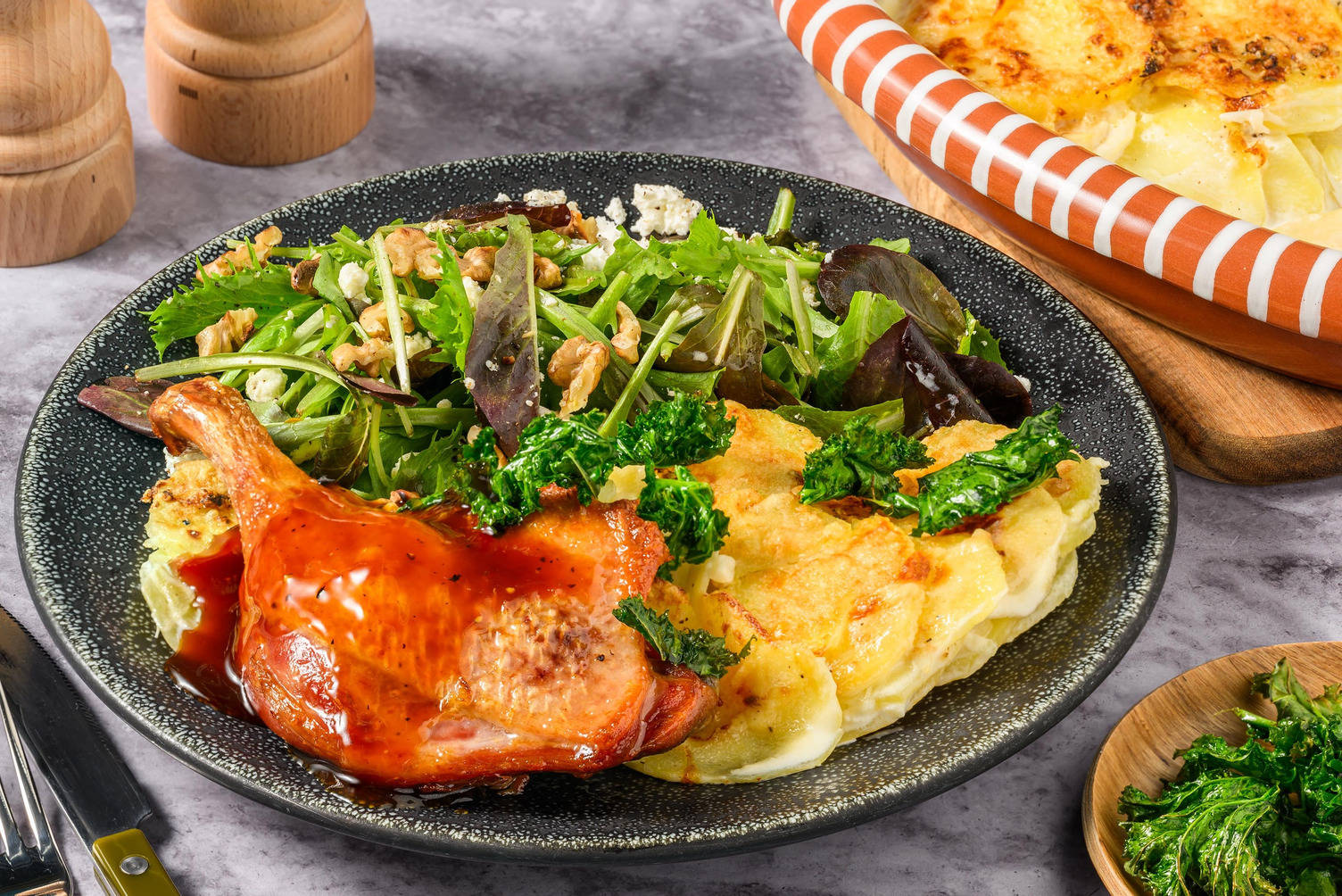 Vintervarm confitert and og fyldig rødvinssaus