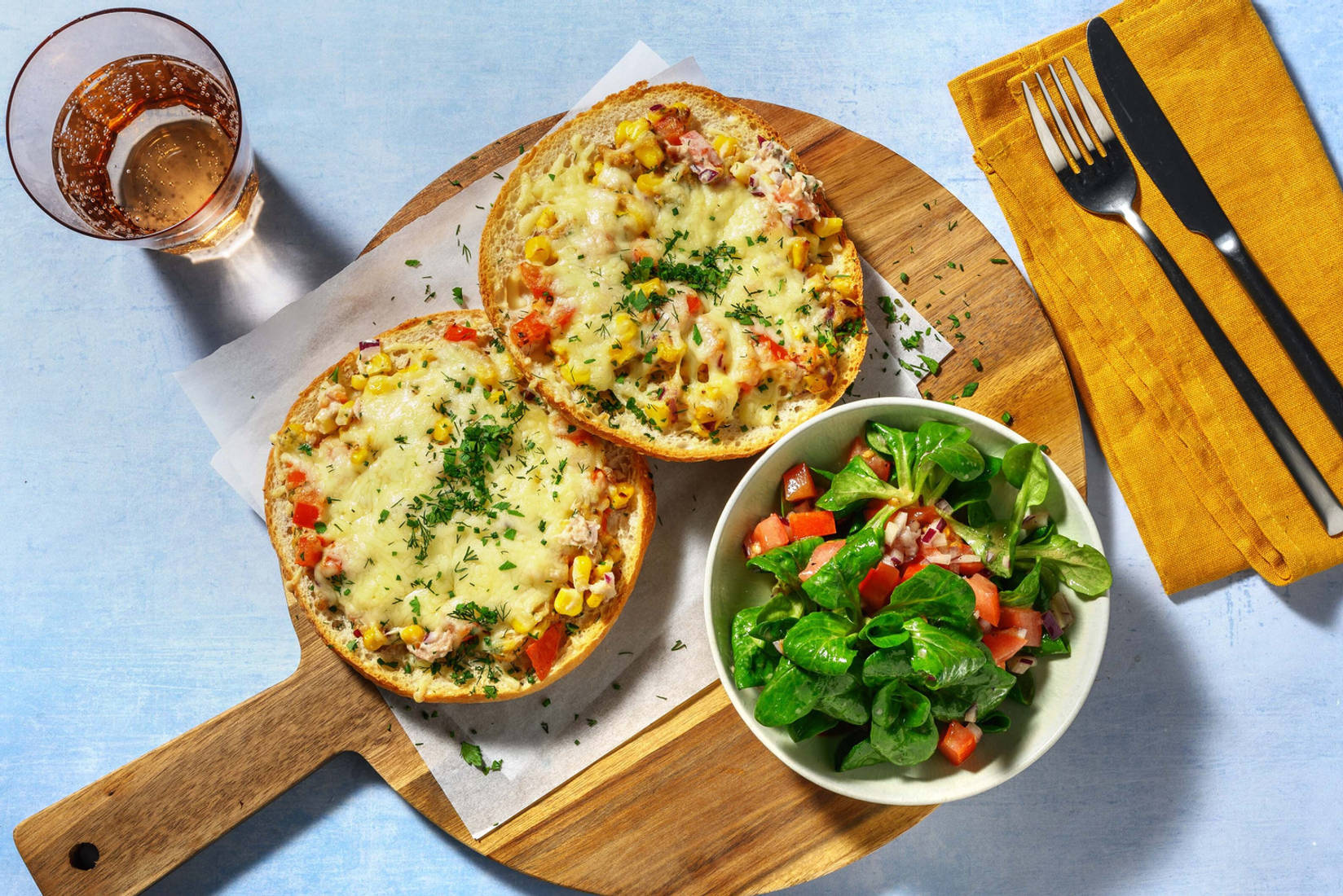 Tuna melts met tomaat en mais