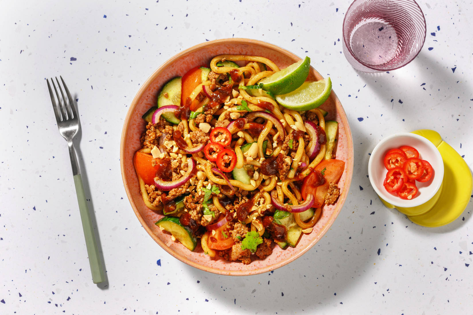 Aziatisch geïnspireerde noedelsalade met kipgehakt