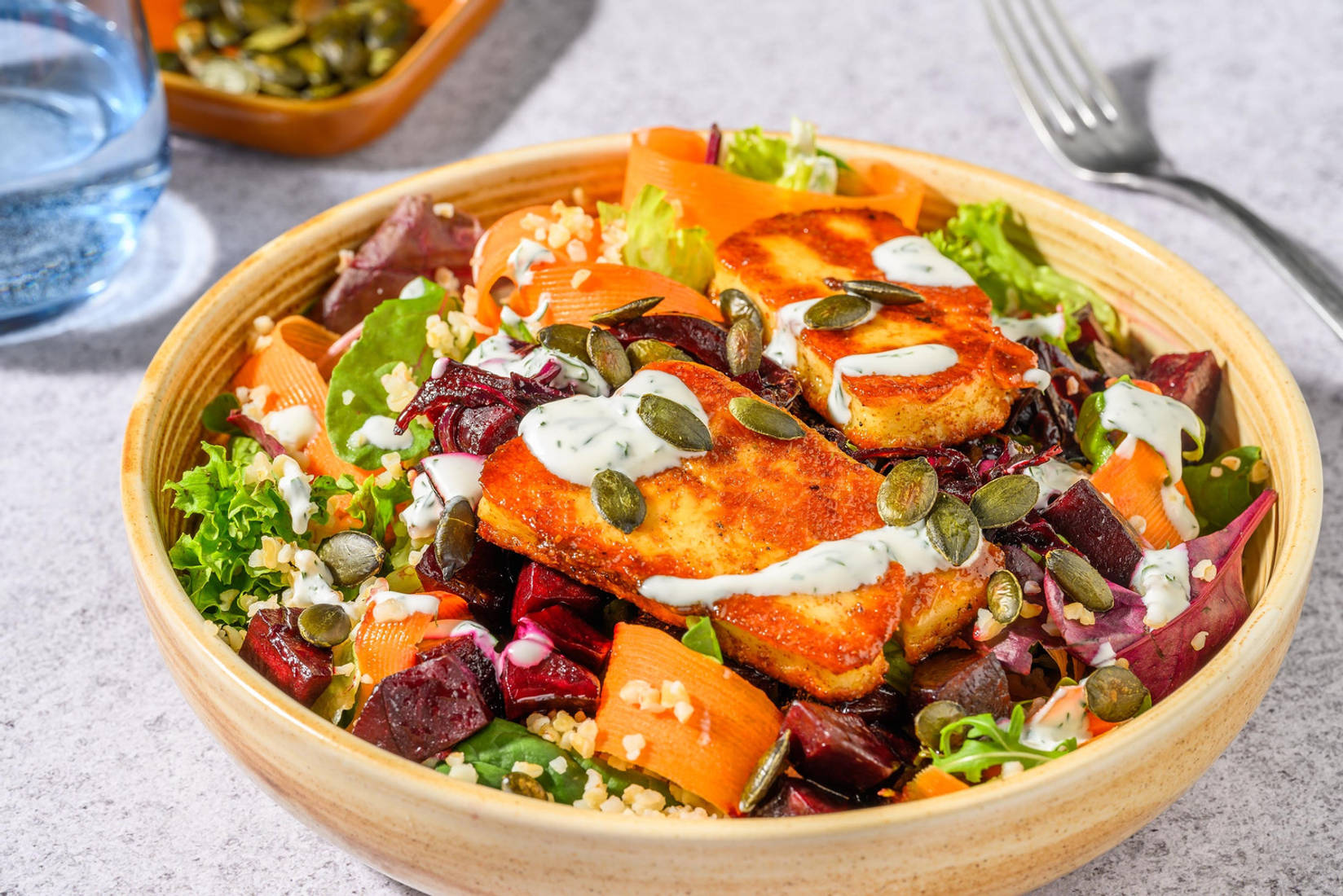 Pannestekt halloumi og bulgursalat