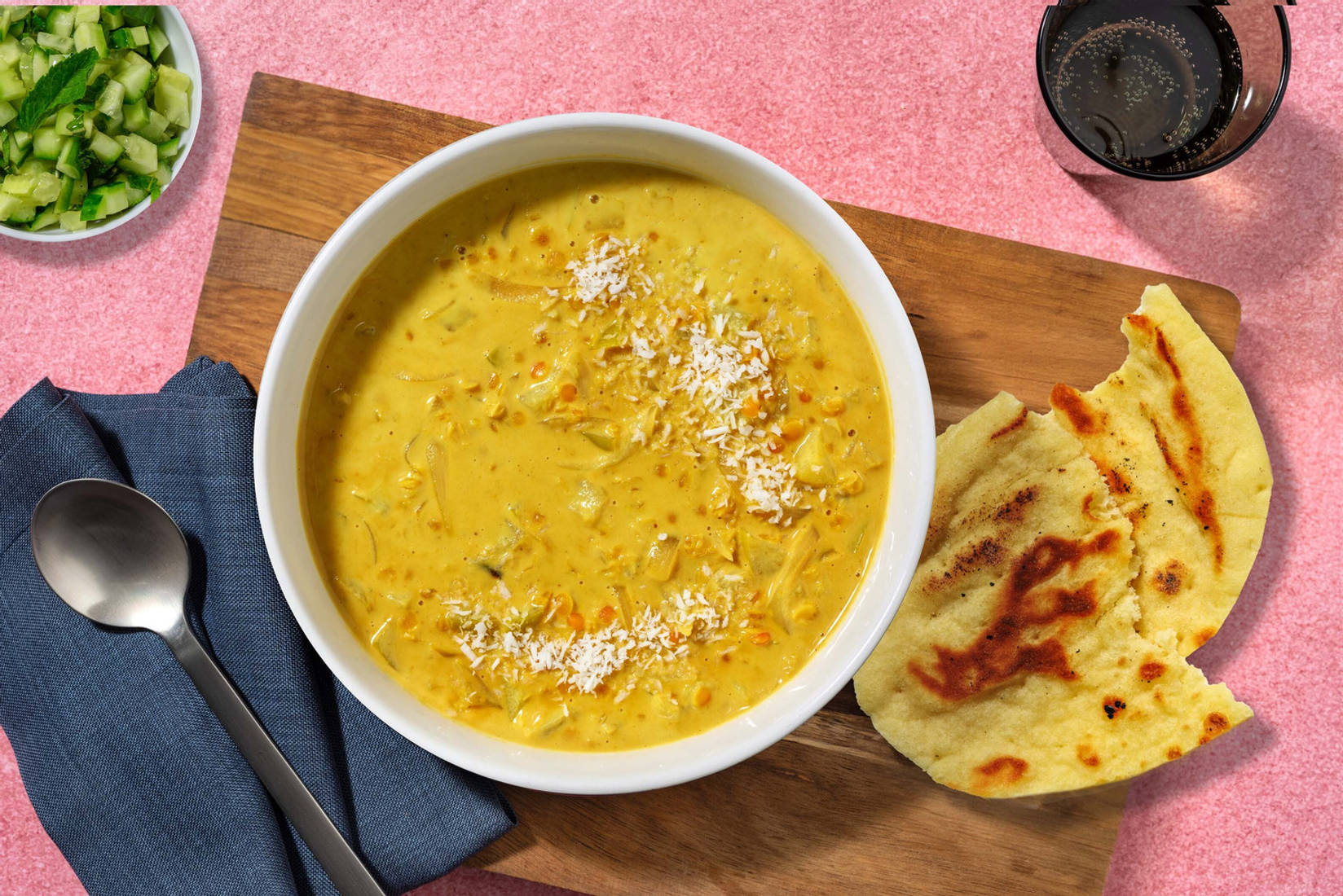 Dahl et pain naan avec salsa de concombre
