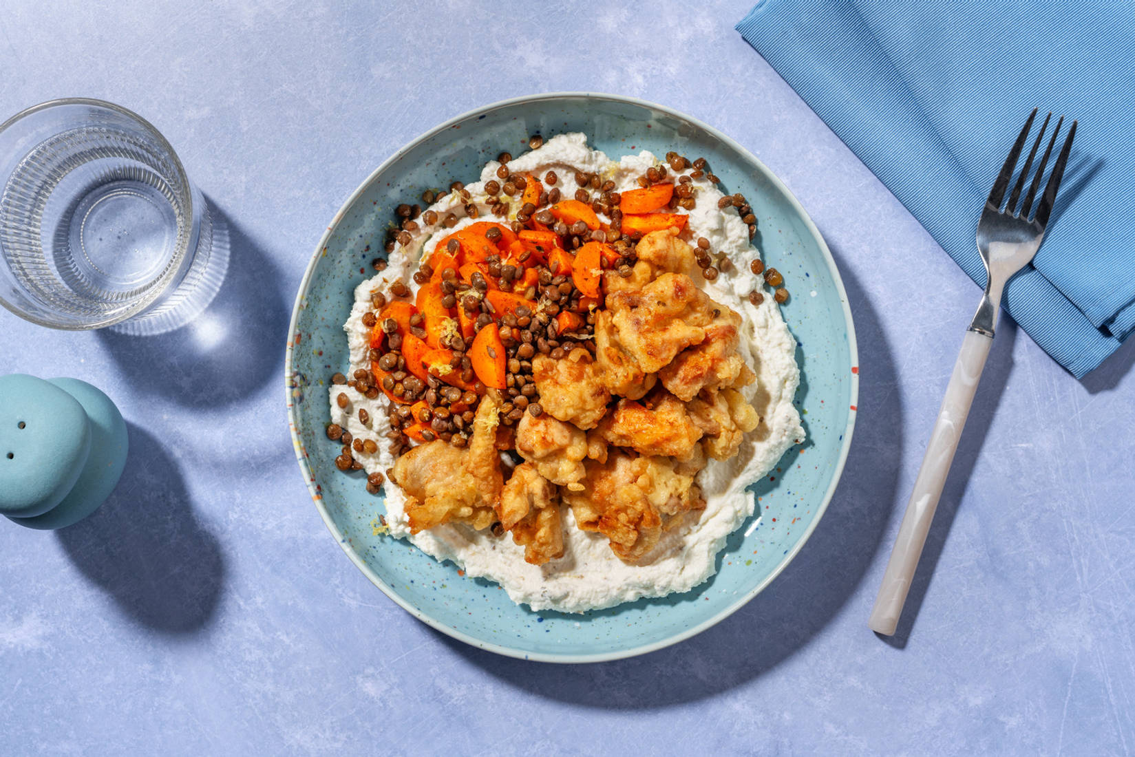 Palomitas de pollo sobre salsa de ricotta