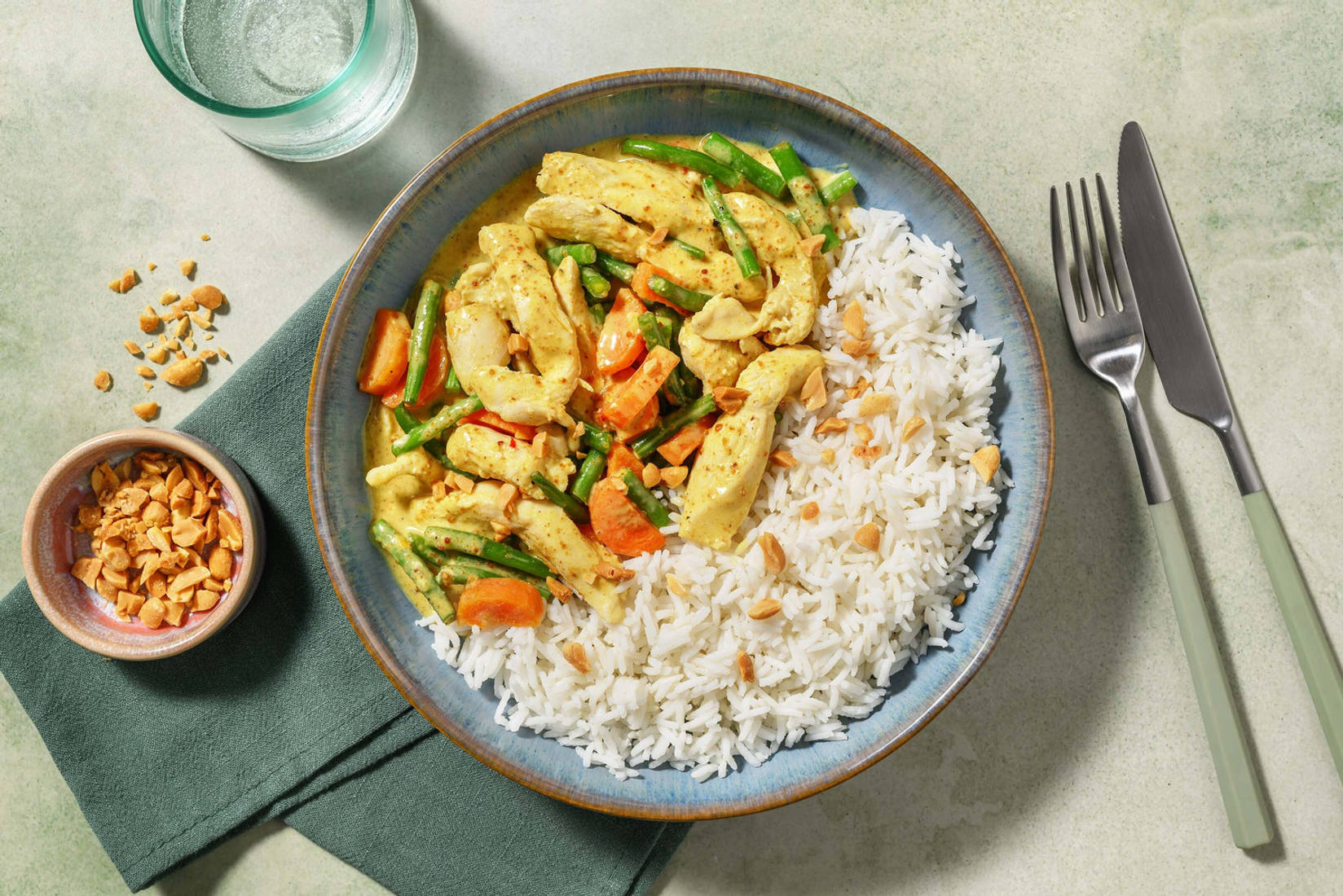 Stir Fry Hähnchen in mildem Erdnuss-Chili-Curry