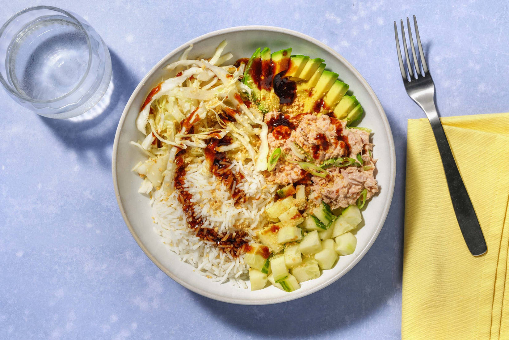 Poke bowl på tonfisk och avokado