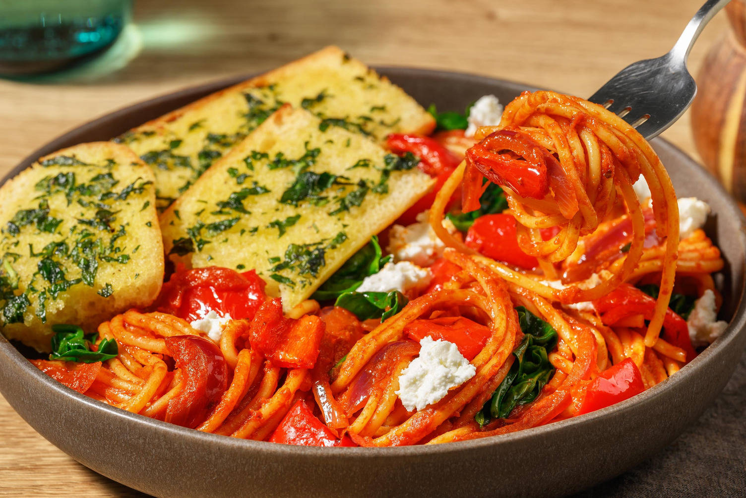 Gedeostspaghetti i røget tomatsauce