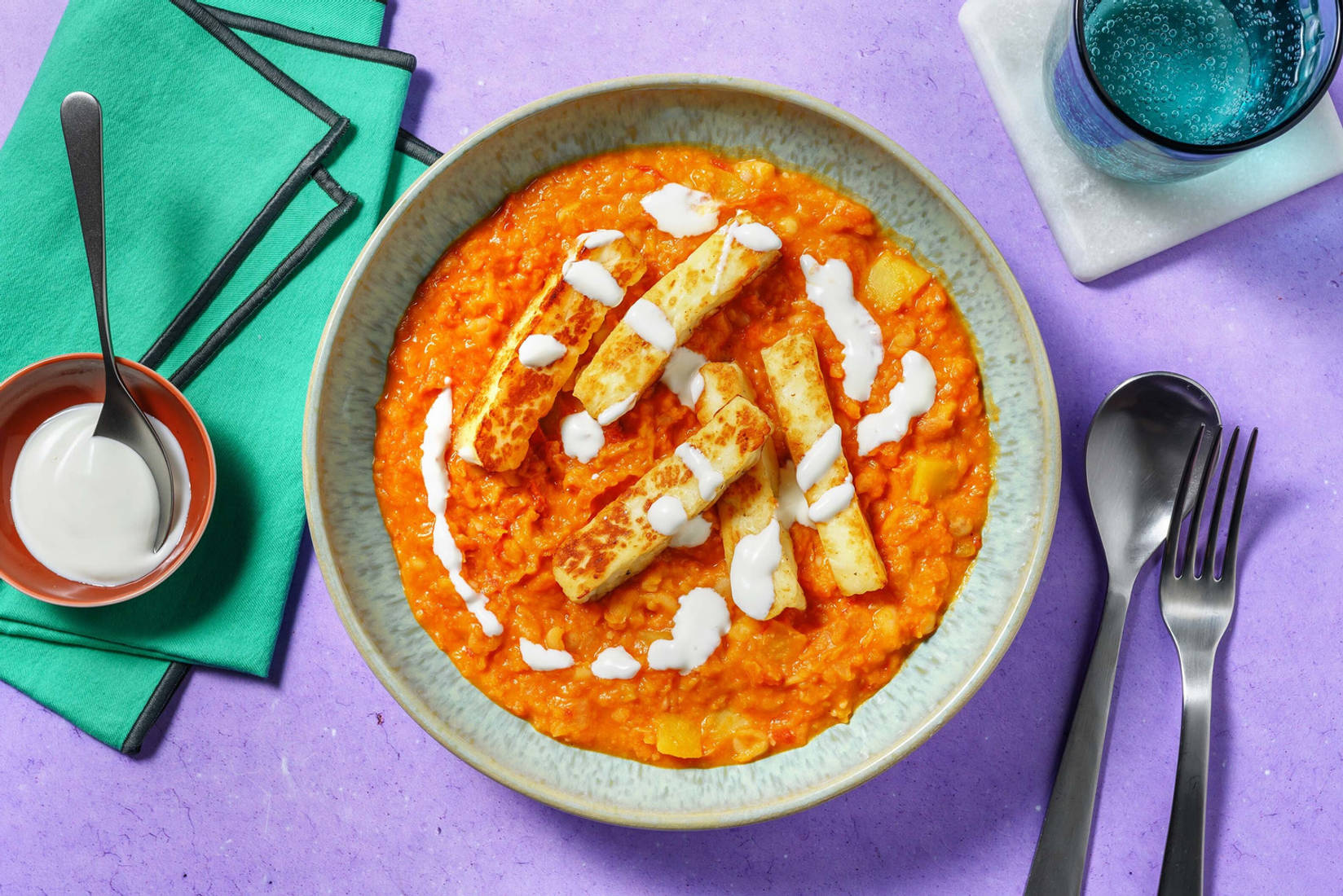 Grillbratchäs auf tomatigen Butterbohnen