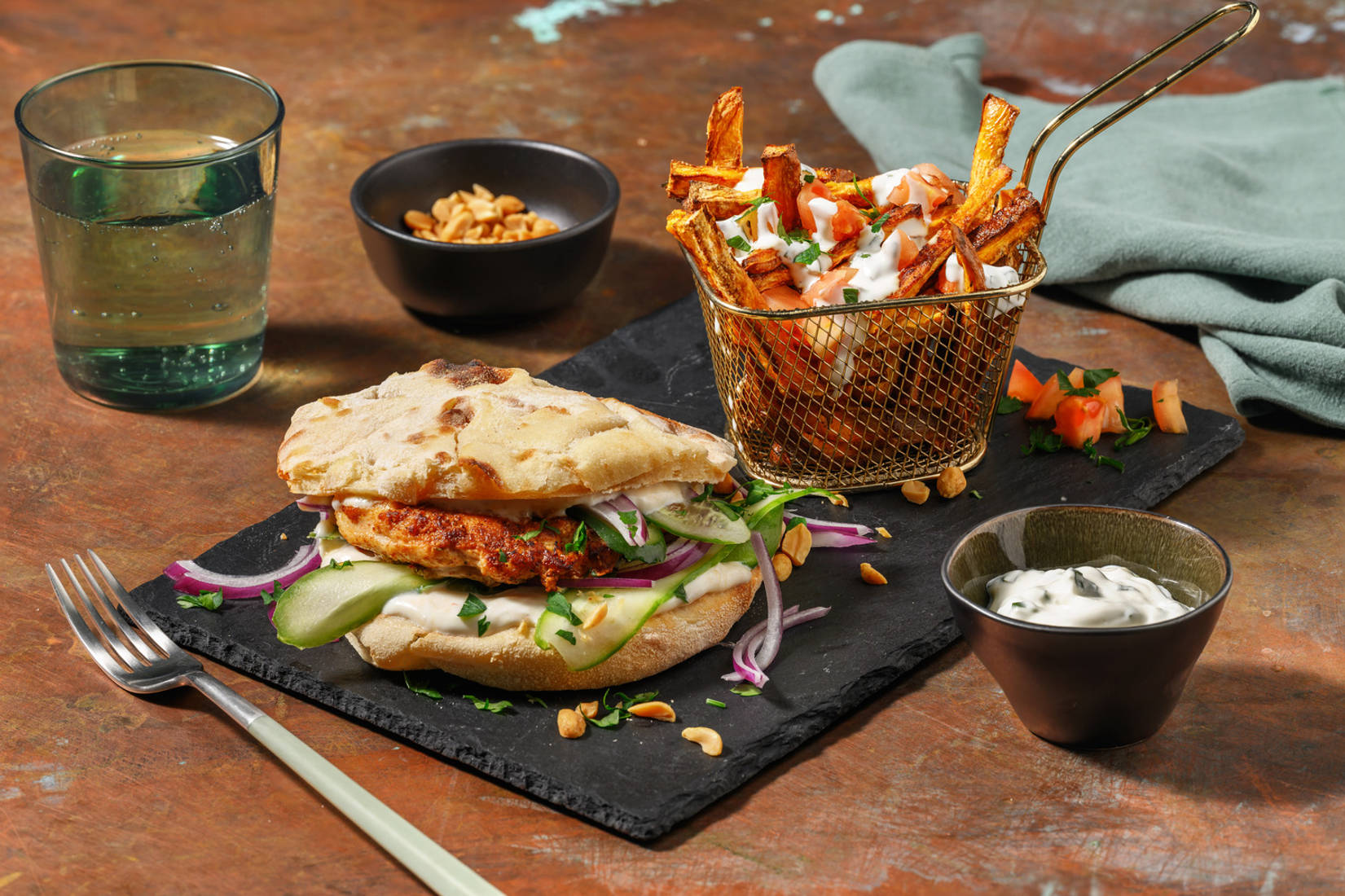 Tandoorikrydret kyllingburger i naanbrød