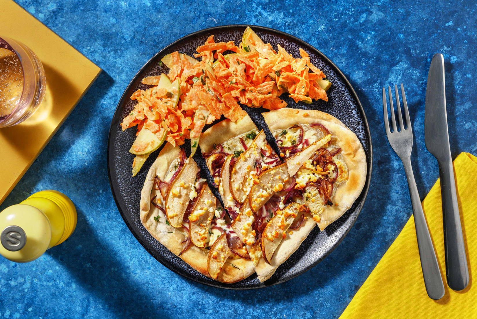 Sauerteig-Pinsa Bianca mit Hirtenkäse, Birne