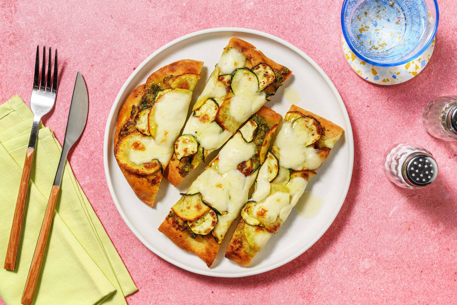 Pinsa al pesto di basilico Dop e mozzarella