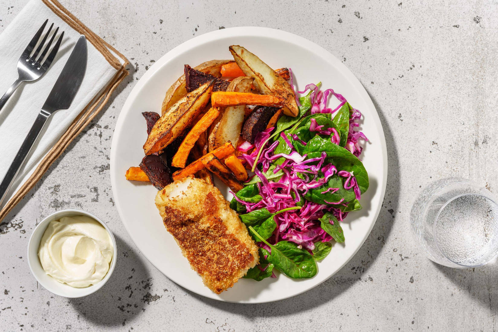 BBQ-panerad sej och regnbågspommes