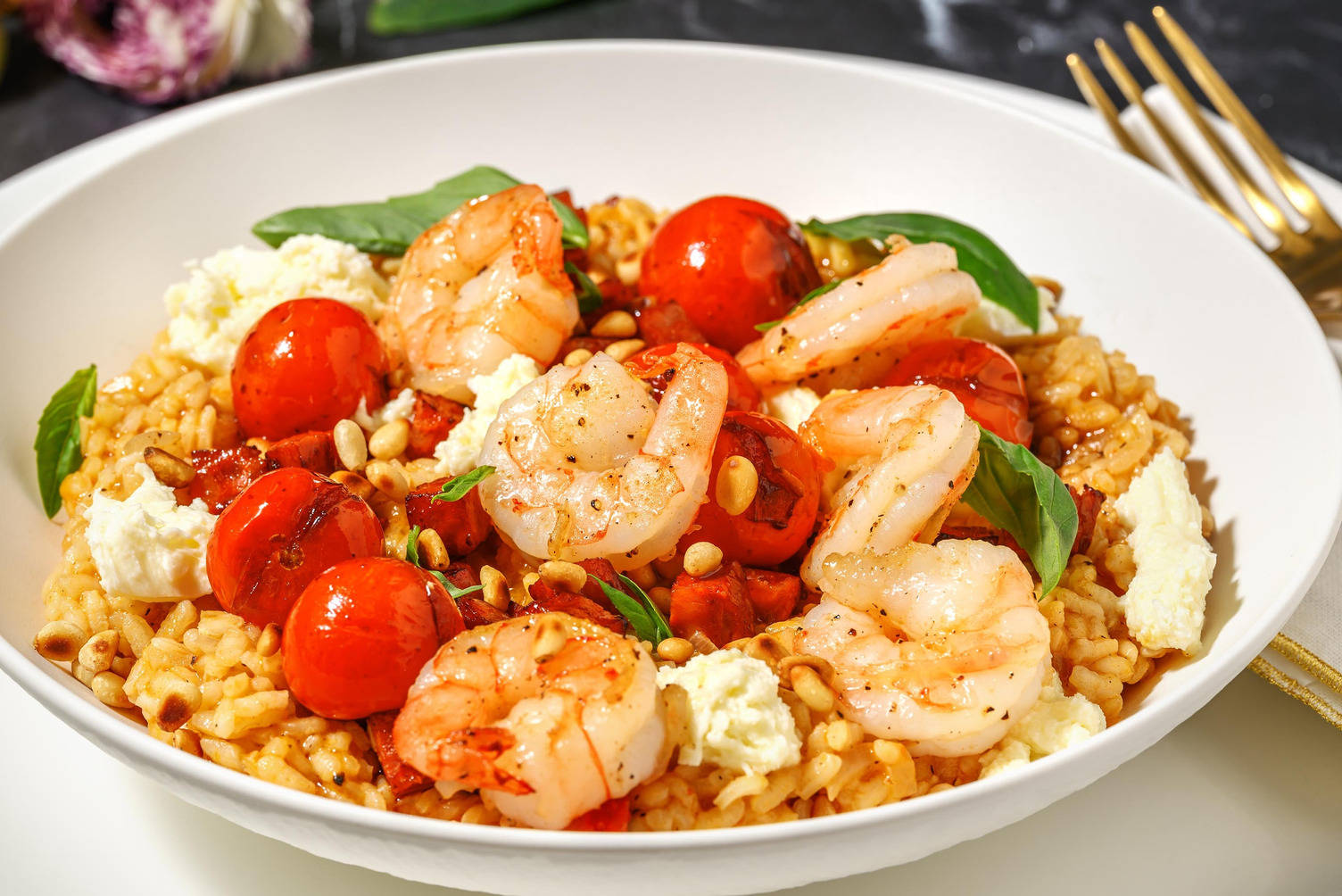 Caprese-risotto med kongerejer og chorizo