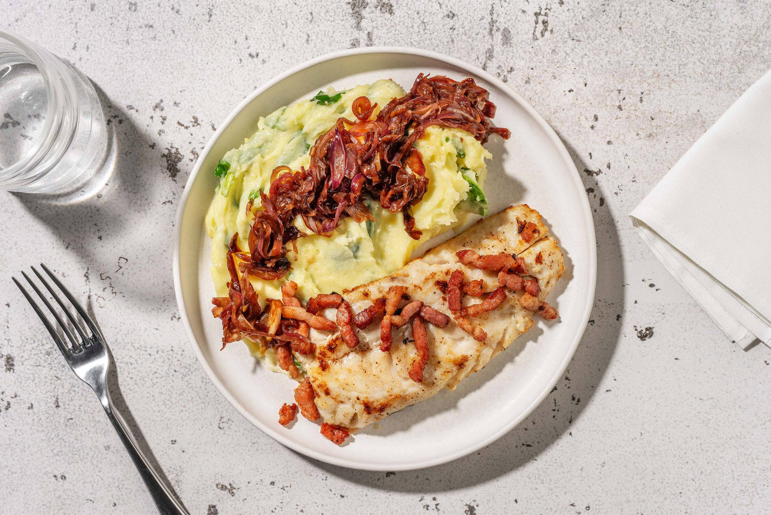 Filet de merlu aux lardons et oignon caramélisé 