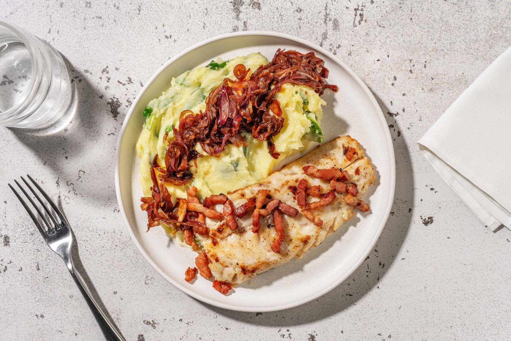 Heekfilet met spek en gekaramelliseerde ui