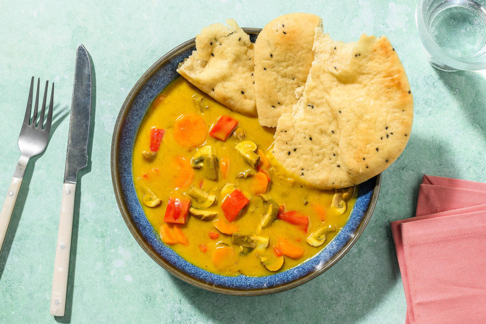 Goldenes Curry mit buntem Gemüse