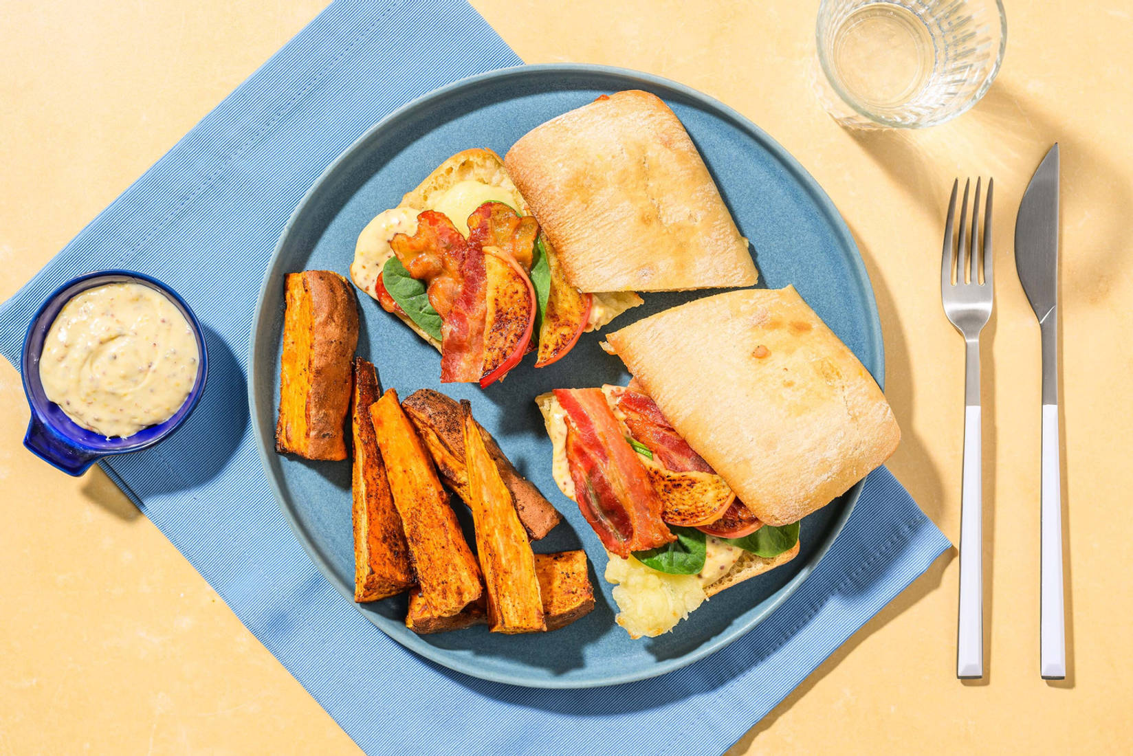 Sandwichs au poulet, au cheddar fondu, au bacon et aux pommes