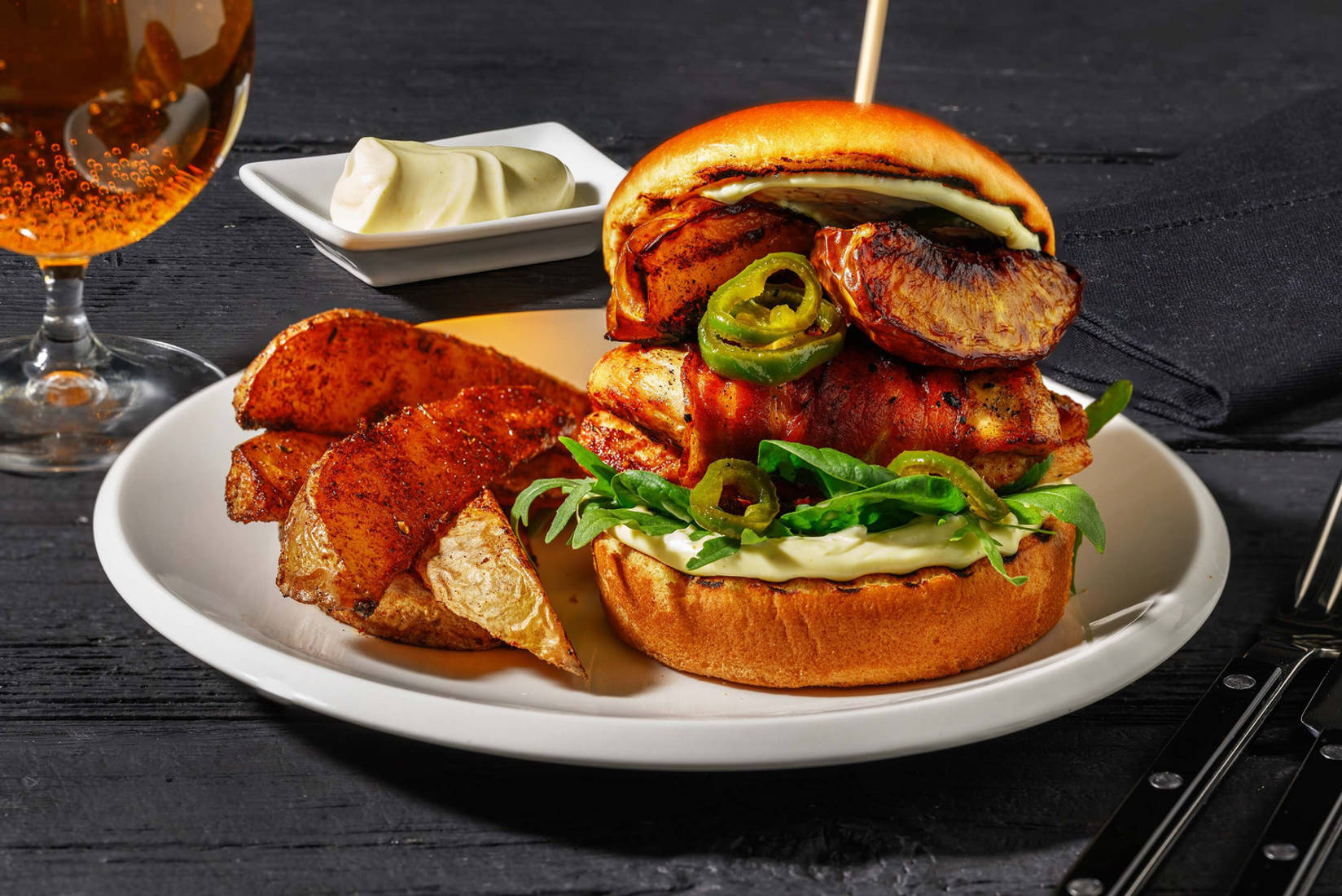 Burgers grillés au poulet et au bacon style cow-boy