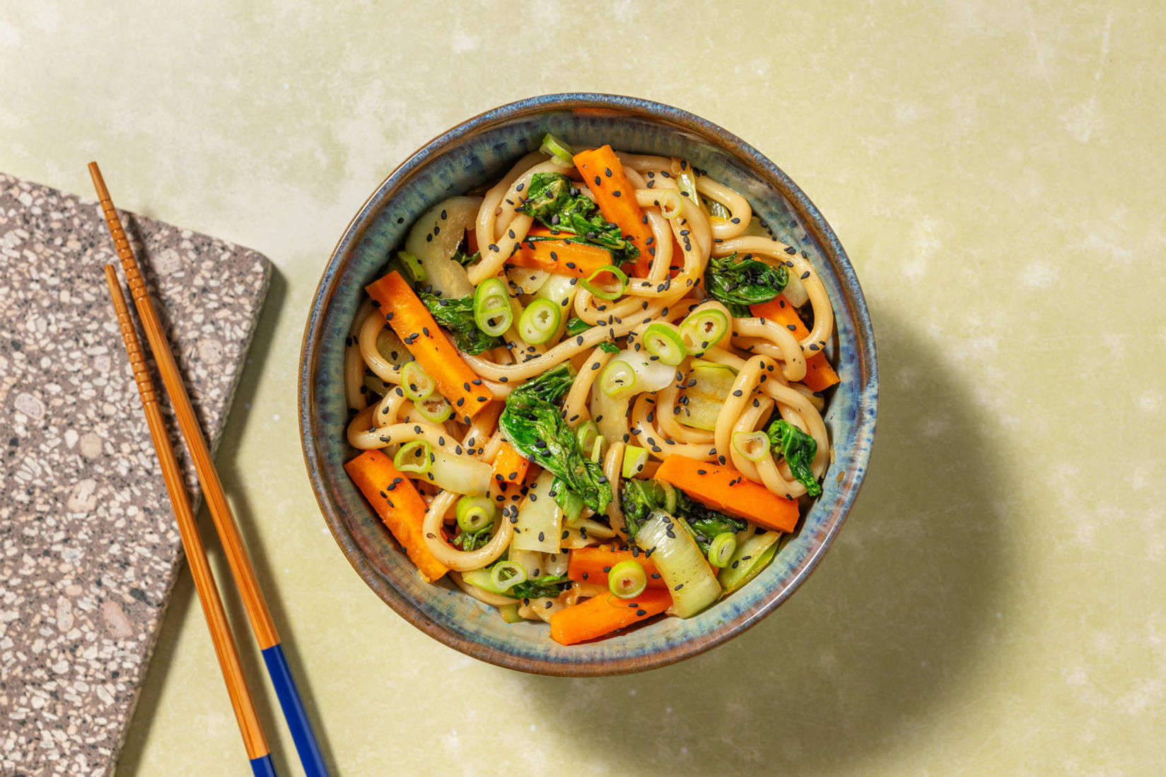 Noodles in pasta di miso e salmone